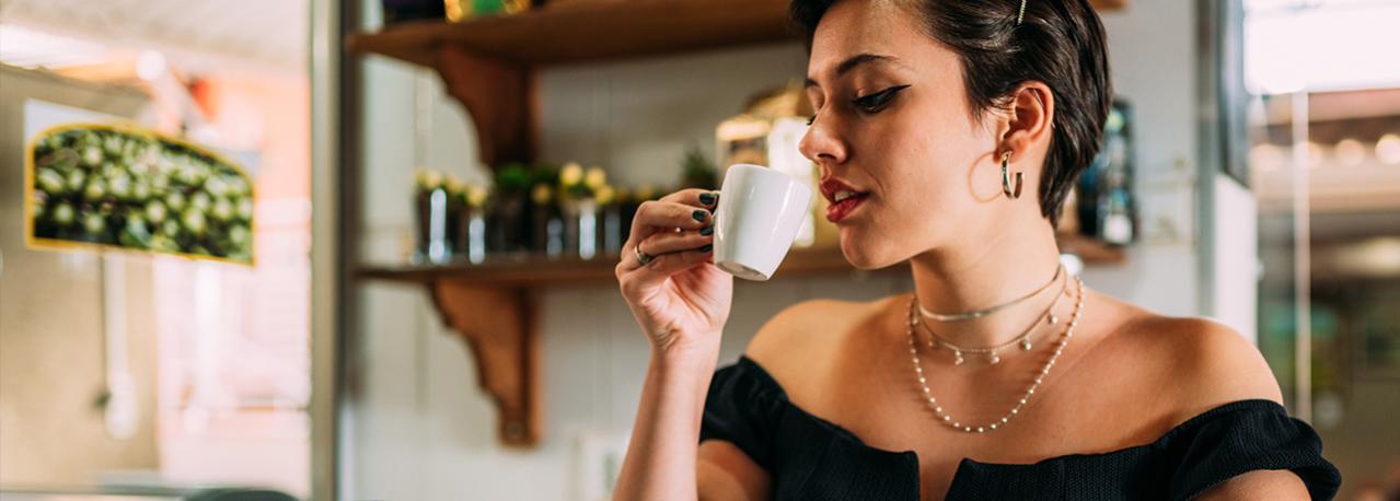 コーヒーを楽しむブラジル女性