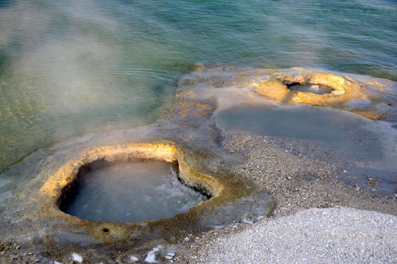 湖の中にわき出る温泉　イエローストーン