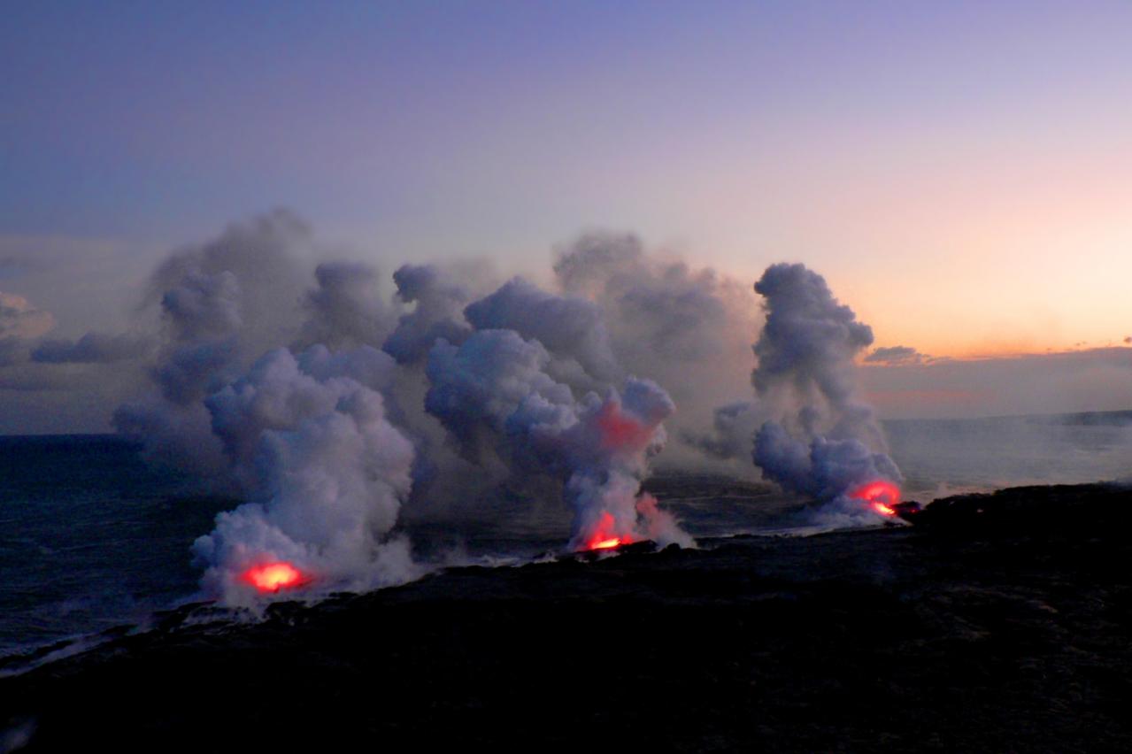 ハワイ島の火山が噴火している風景