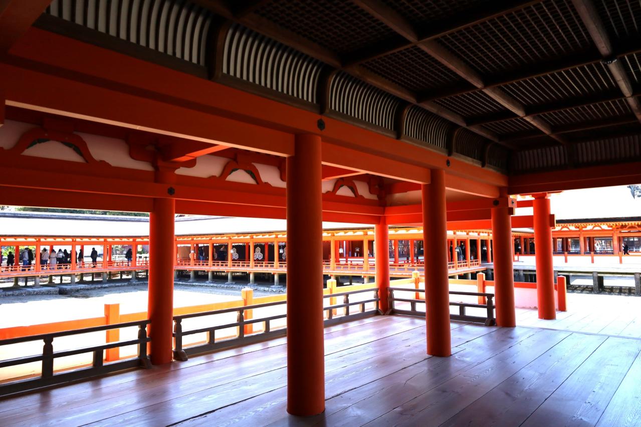 厳島神社の朱塗りの回廊